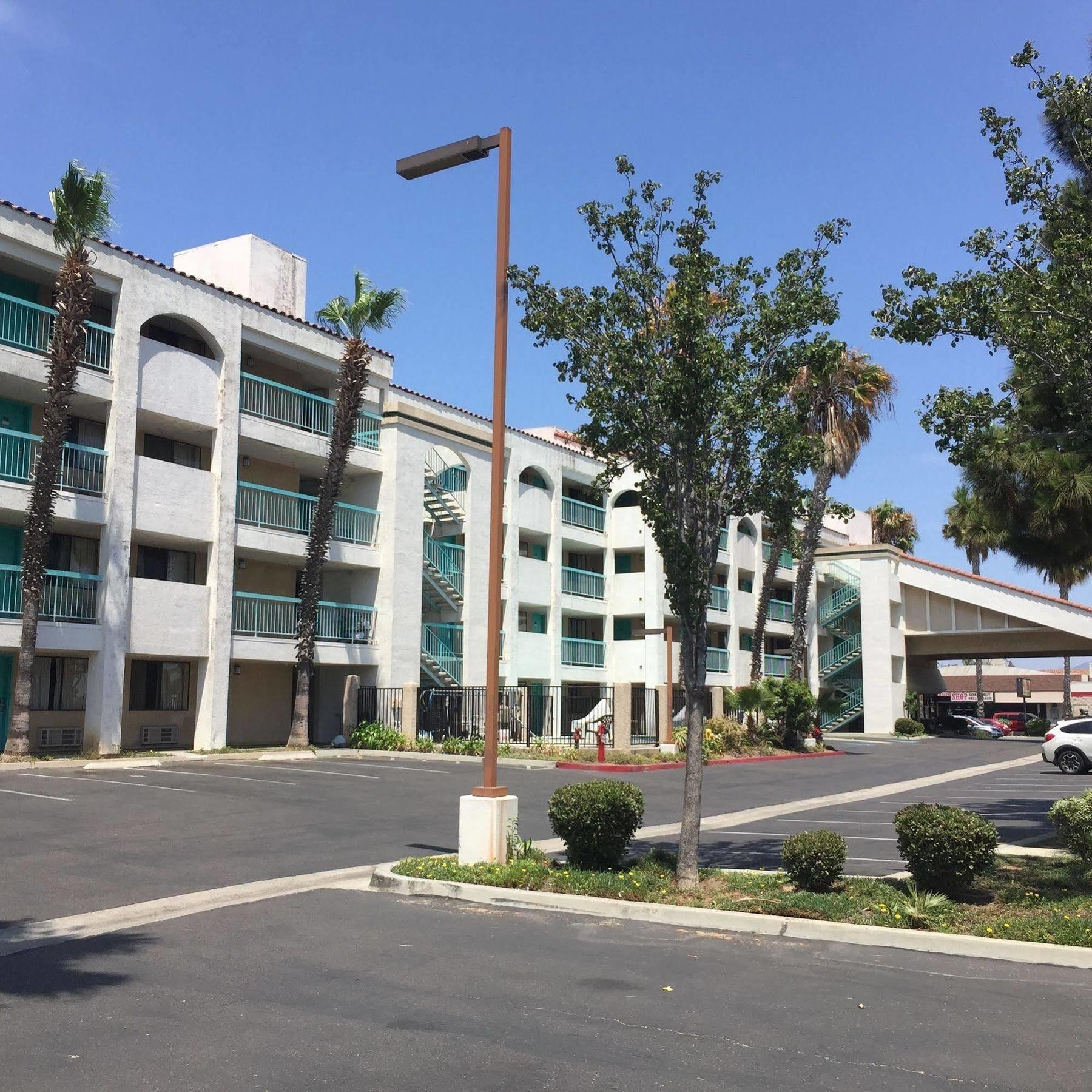 Days Inn By Wyndham Chula Vista-San Diego エクステリア 写真